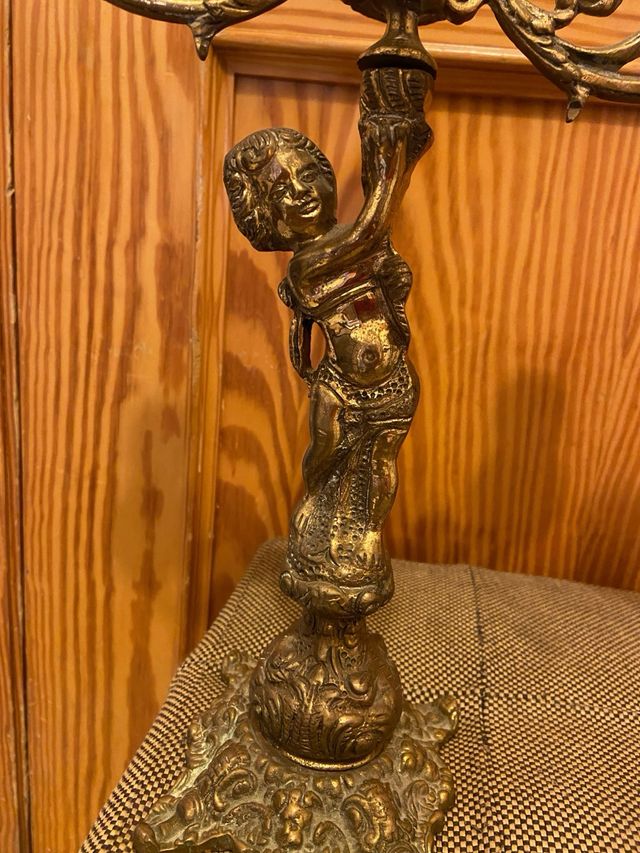 Candelabro antiguo de bronce con figuras