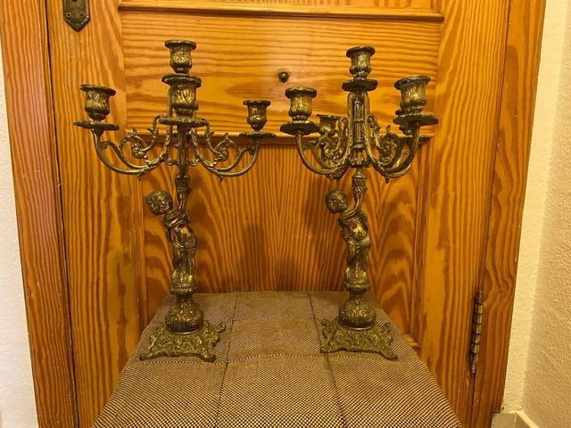 Candelabro antiguo de bronce con figuras