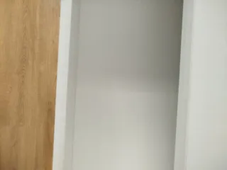 Cómoda blanca de madera y plástico