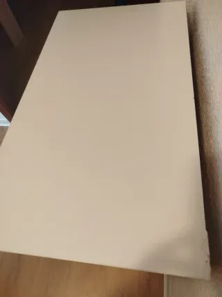 Cómoda blanca de madera y plástico