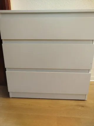 Cómoda blanca de madera y plástico