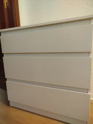 Cómoda blanca de madera y plástico