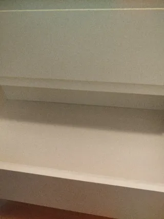 Cómoda blanca de madera y plástico