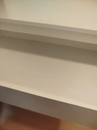 Cómoda blanca de madera y plástico