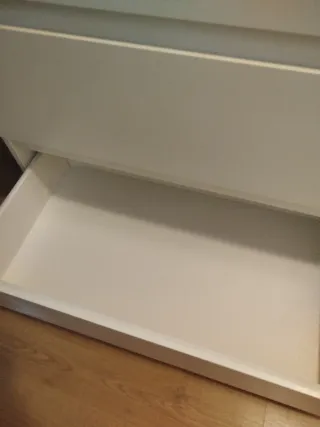 Cómoda blanca de madera y plástico