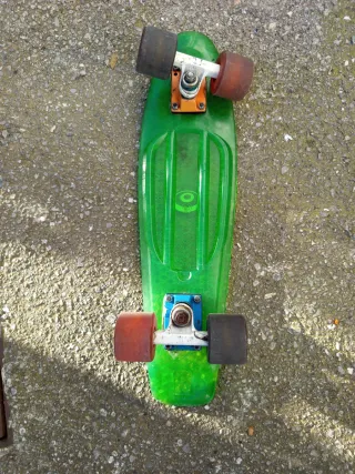 Patinete verde translúcido