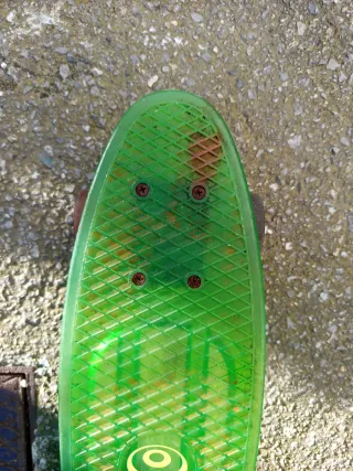 Patinete verde translúcido