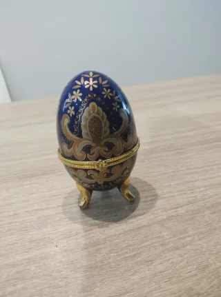 Huevo joyero tipo Faberge azul y dorado