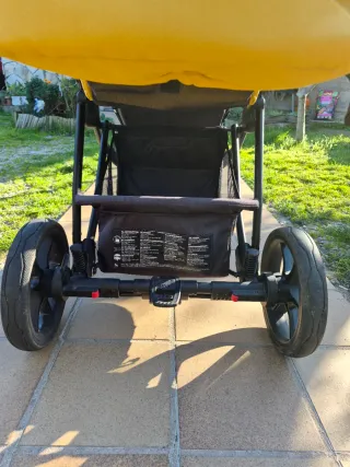 Carrito de bebé amarillo y negro