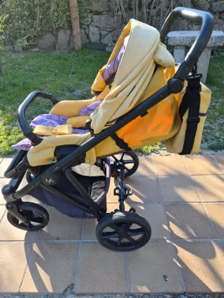 Carrito de bebé amarillo y negro