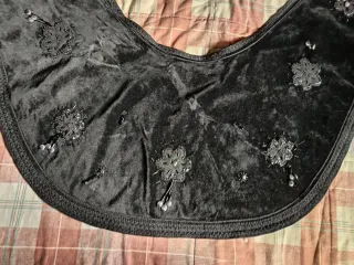 Mandil  y dengue negro de terciopelo con encaje