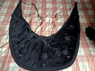 Mandil  y dengue negro de terciopelo con encaje