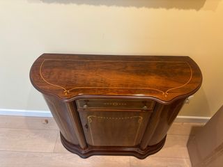 Mueble aparador de madera con detalles