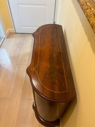 Mueble aparador de madera con detalles