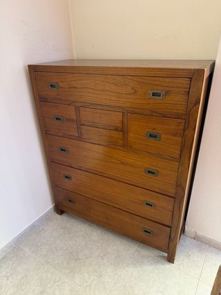 Cómoda de madera con 7 cajones