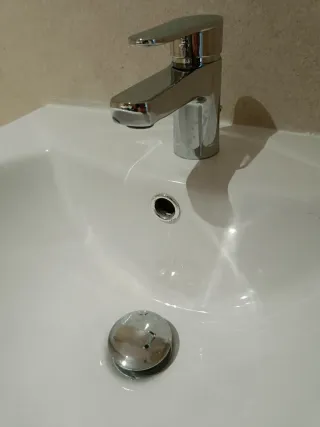 Lavabo de cerámica con grifo y válvula