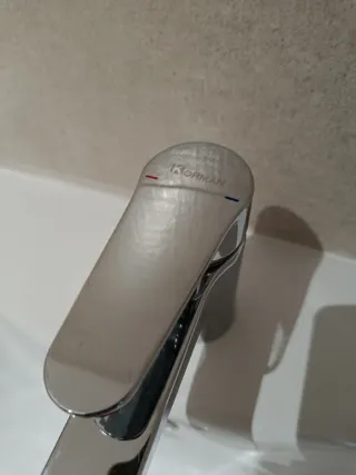 Lavabo de cerámica con grifo y válvula