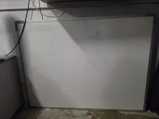 Pizarra blanca con marco gris de aluminio