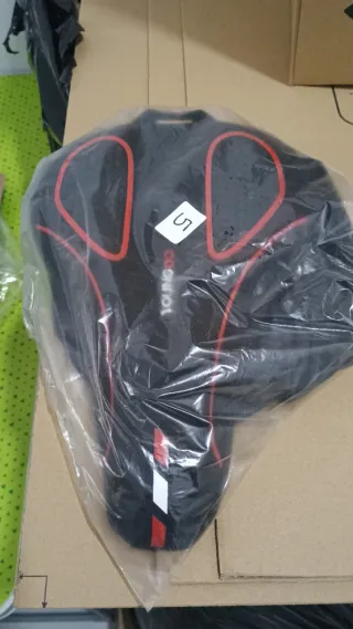 Sillín de bicicleta negro con detalles rojos