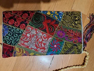 Bolso de mano patchwork con abalorios