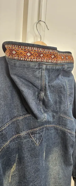 Chaqueta vaquera con capucha y tachuelas