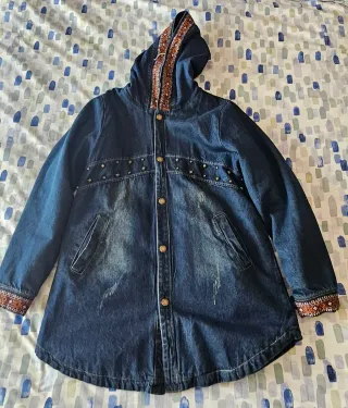 Chaqueta vaquera con capucha y tachuelas