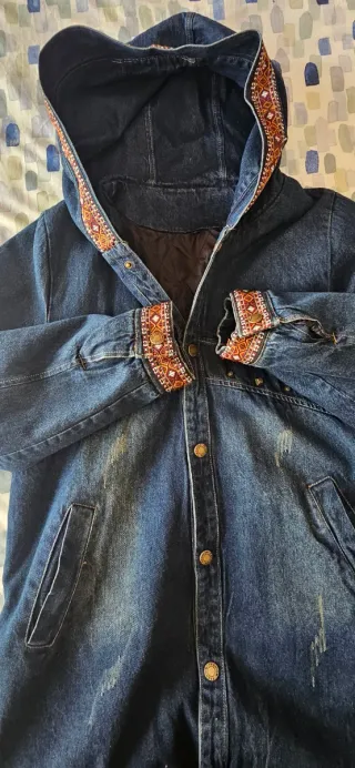 Chaqueta vaquera con capucha y tachuelas