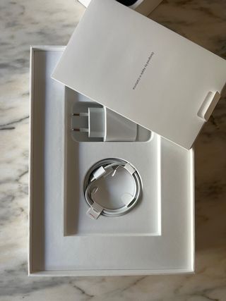 iPad Air 5ª Gen 64GB Morado + Funda Logi