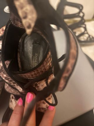 Sandalias de tacón con cordones y estampado