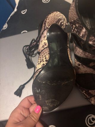 Sandalias de tacón con cordones y estampado