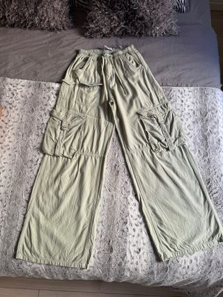 Pantalón cargo Stradivarius verde oliva