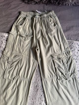 Pantalón cargo Stradivarius verde oliva