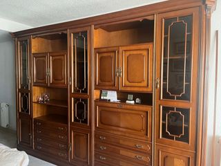 Mueble de madera con vitrinas