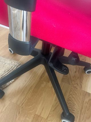 Silla de oficina rosa y negra