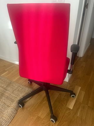 Silla de oficina rosa y negra