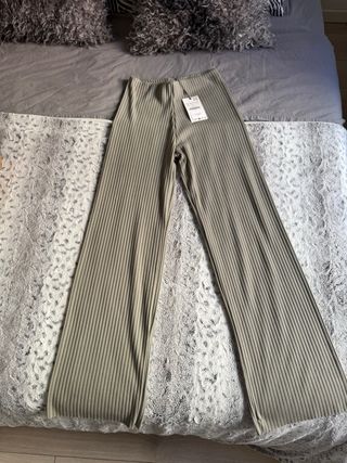 Pantalón recto Zara verde oliva