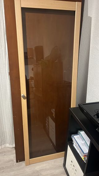 Vitrina de cristal con marco de madera