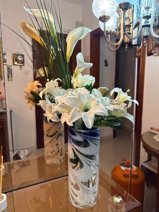 Jarron de flores artificiales