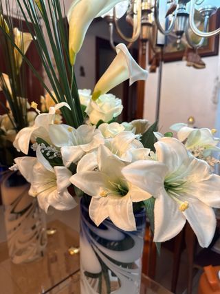 Jarron de flores artificiales