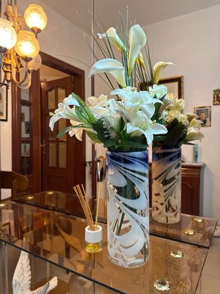 Jarron de flores artificiales