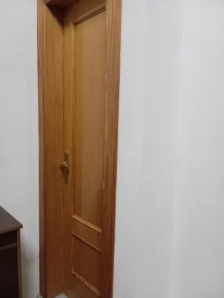 Puerta de roble nueva, lista para instalar.