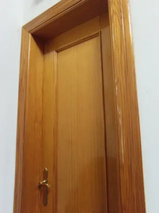 Puerta de roble nueva, lista para instalar.