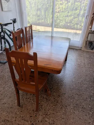 Mesa de comedor de madera con 6 sillas