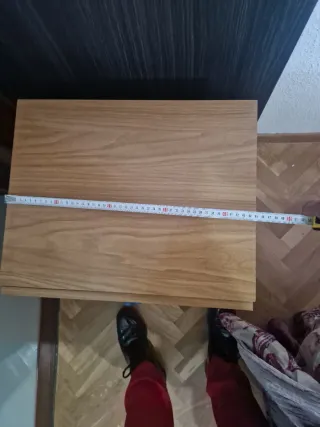 Mesita de noche de madera con tiradores azules