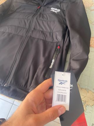 Chaqueta Reebok Negra con Capucha