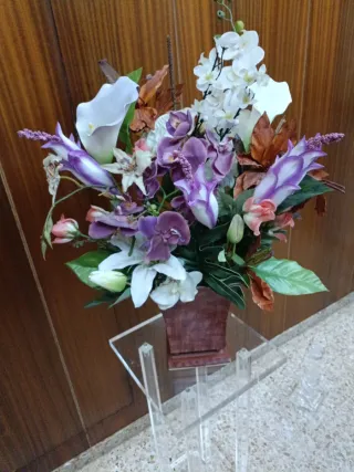 Rinconera acrílico con búcaro y flores