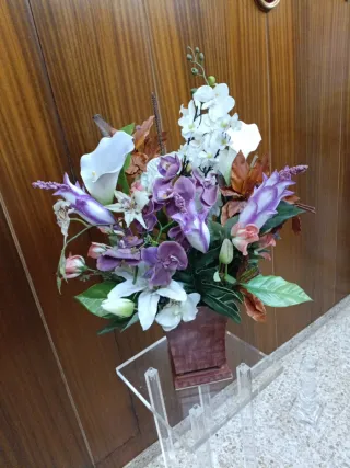 Rinconera acrílico con búcaro y flores