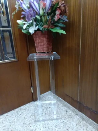 Rinconera acrílico con búcaro y flores