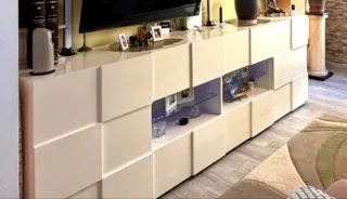 Mueble de salón blanco con cristal