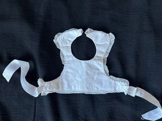 Babero antiguo bordado a mano
